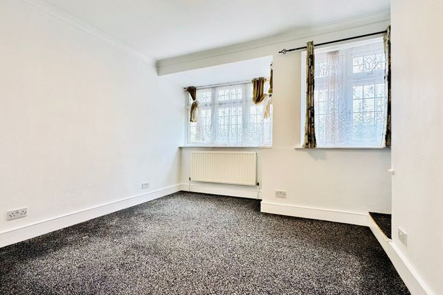 212, Oval Road North, Dagenham photo 2