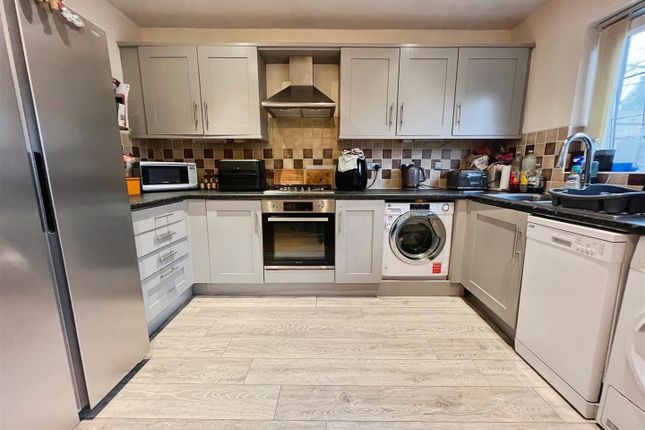 5, Vicarage Mews, Bradford photo 3