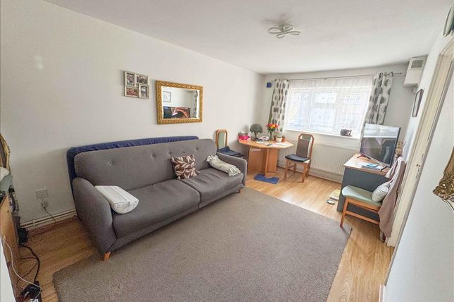7, Dickenson Road, Hanworth photo 3