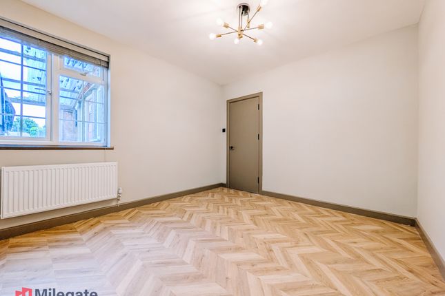 14A, Hook Road, Greater London photo 2