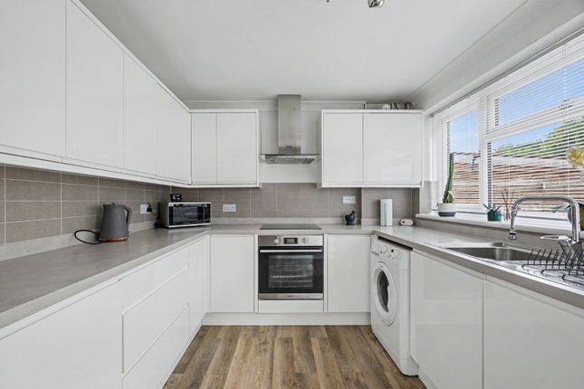 13 Plumtree Grove, Hempstead, Kent photo 4