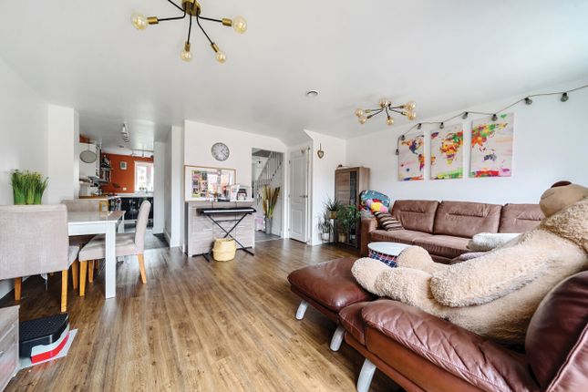 28, Rothschild Drive, Southampton photo 4
