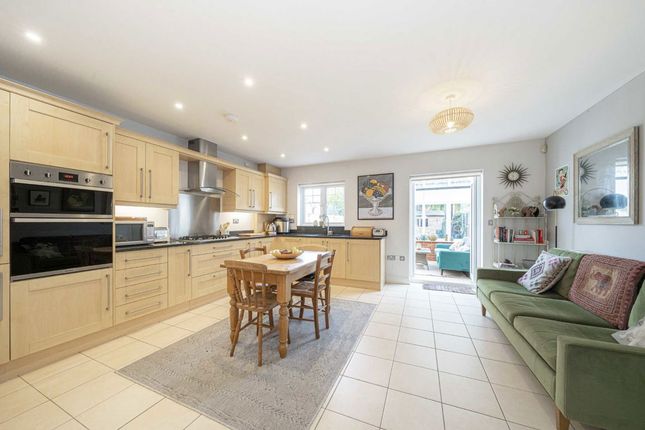 6, Heritage Close, Sunbury-On-Thames photo 2