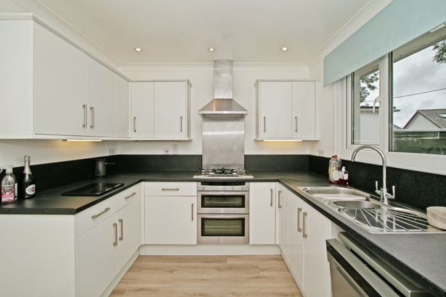 2, Alexandra Close, Redruth photo 3