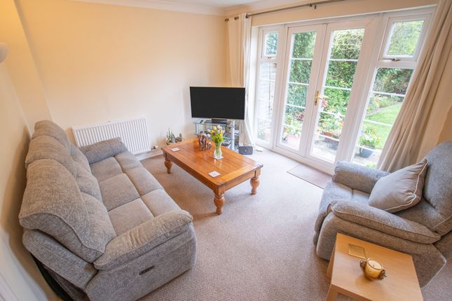 2 Brittens Close, Guildford photo 4