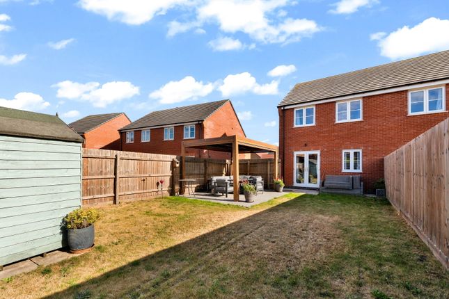 49, Lovett Crescent, Loughborough photo 2