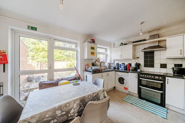 23, Dumbleton Close, Kingston upon Thames photo 3