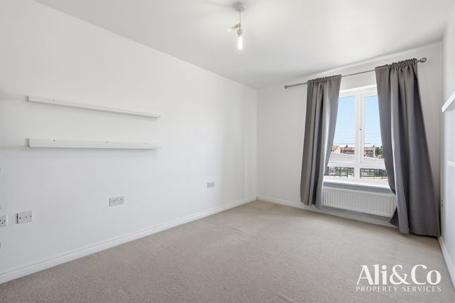 19 Schoolfield Road, West Thurrock photo 4