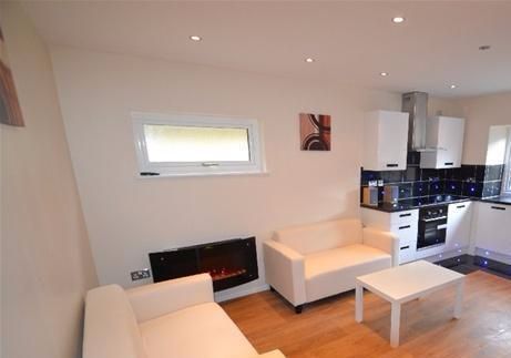 Flat to rent in London Road, Romford