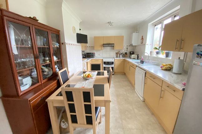 21 Bentham Avenue, Sheerwater, Woking photo 4