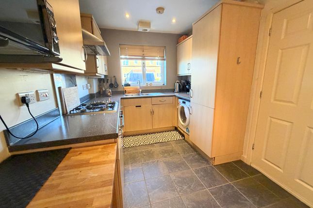 8 Acorn Avenue, Camberley photo 3