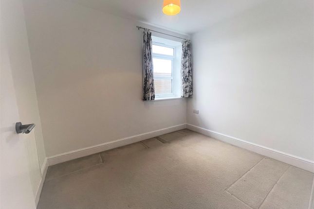 Flat to rent in London Road, Blackwater, Camberley