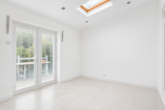 24, Florence Avenue, Morden photo 3