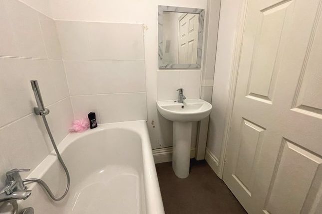 108 Queens Road - Bathroom