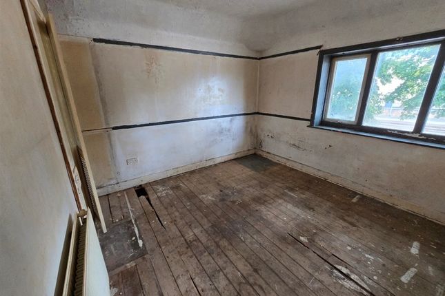 32, Poundswick Lane, MANCHESTER photo 2