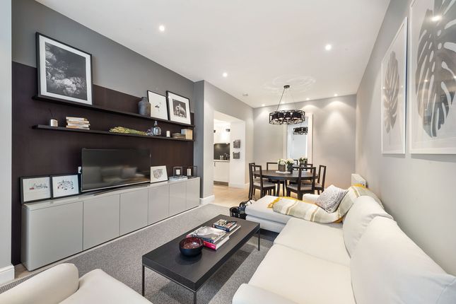 Mews house to rent in Cadogan Square, London
