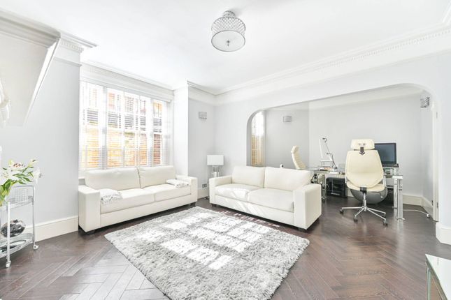 2-bed flat on Pitt Street, Kensington, £850,000