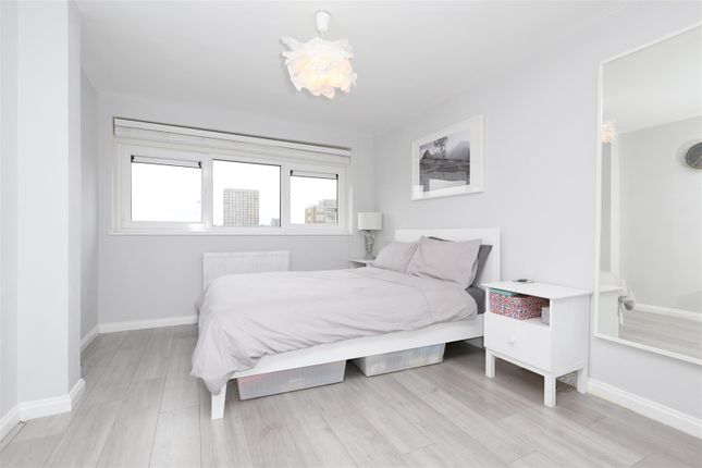 Flat to rent in City View House, Bethnal Green Road, London