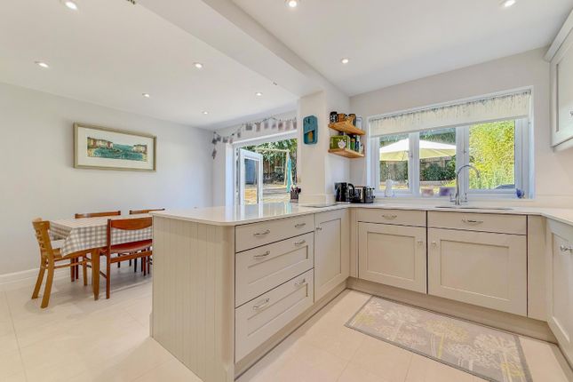 6 Byron Close, Yateley, Hampshire photo 4