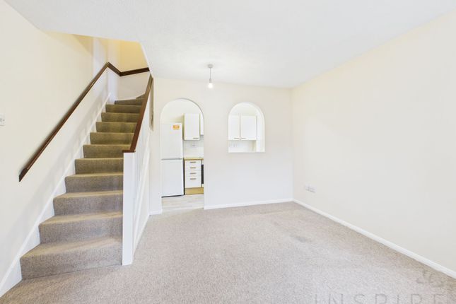 18 Black Swan Close, Crawley photo 2