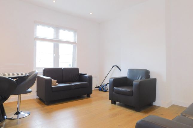 Flat B, 22, Sylvester Road, London photo 2