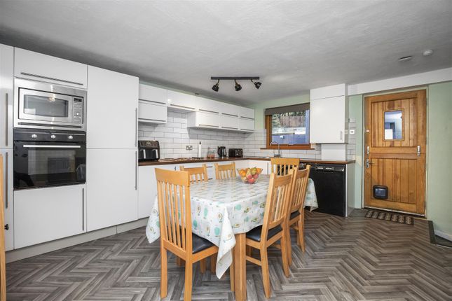 52, Victoria Avenue, Milnathort photo 4