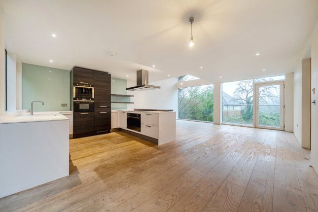 4 Bronlei Woods,, Birtley Road, Guildford photo 2