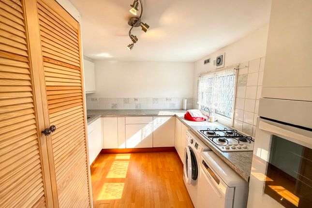 4 Layborne Avenue, Cummings Hall Lane, Romford photo 3