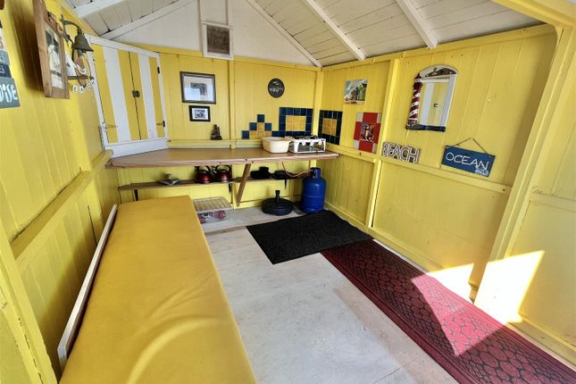 Beach Hut C40, Kings Parade, Holland On Sea photo 3