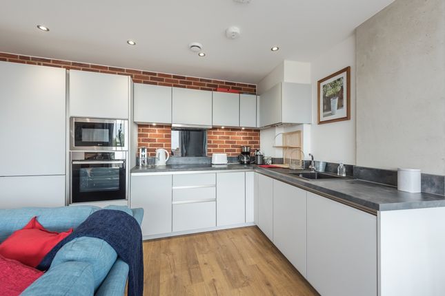 Flat to rent in Station Road, Watford