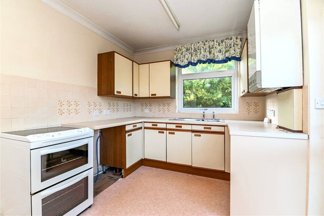 Blenheim Crescent, Lymington photo 3