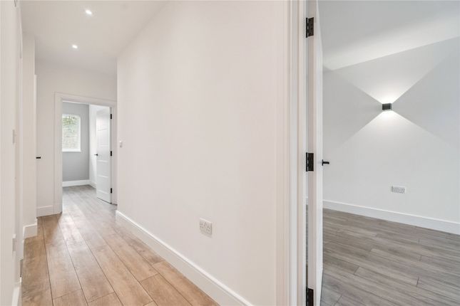 (Flat 4), 34, Laurels Road, Buckinghamshire photo 2