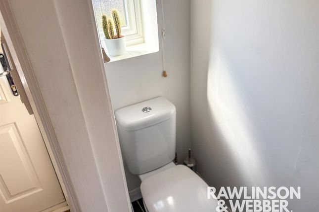 106, Kings Chase, East Molesey photo 4
