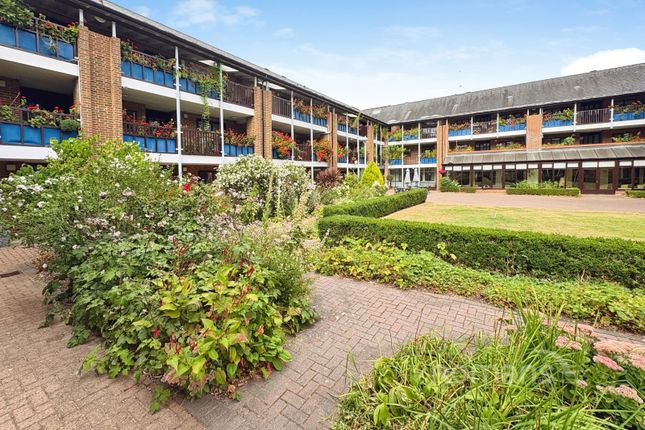2-bed house on 2, Emmbrook Court, Berkshire, £170,000
