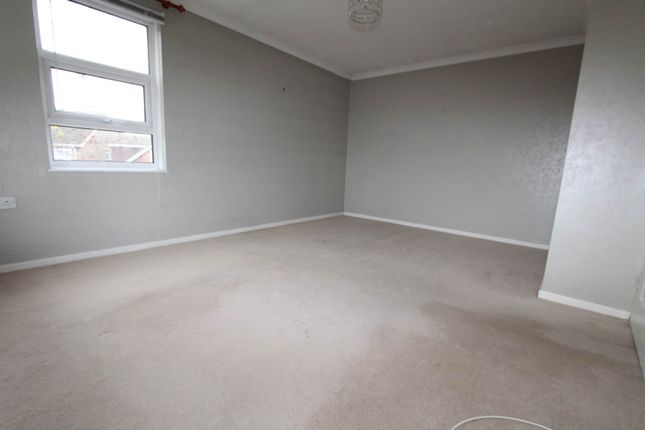 17, Hazelwood, Benfleet photo 2