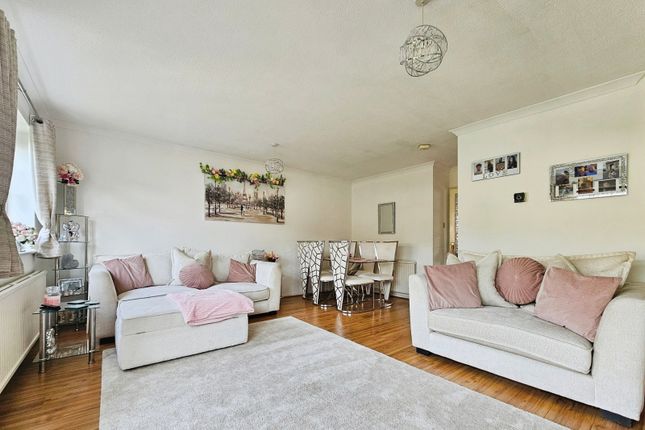 19, Robin Way, Surrey photo 2