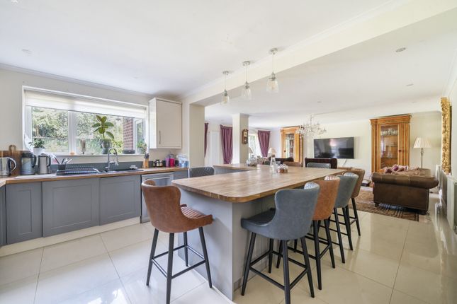 1, Swiss Close, Farnham photo 3