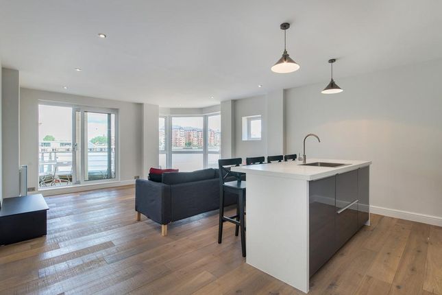 Flat for sale in Chatfield Road, London