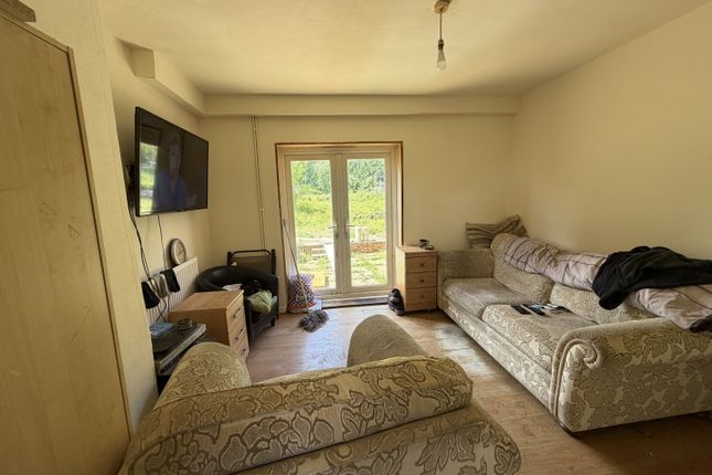 61, Oaklands, Chippenham photo 2