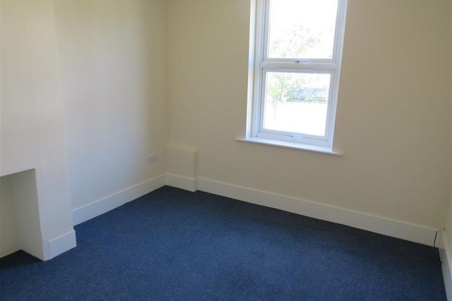 Flat to rent in Essex Road, Halling, Rochester
