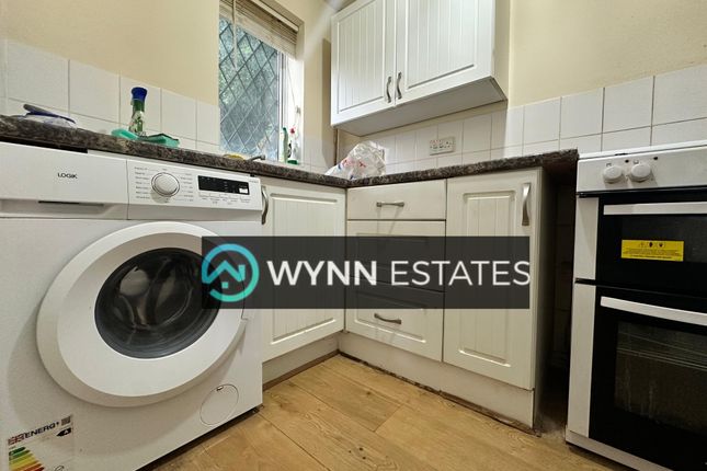 35, Hawthorn Close, Hounslow photo 3