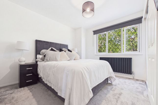 2 Pinewood Close, Borehamwood photo 4