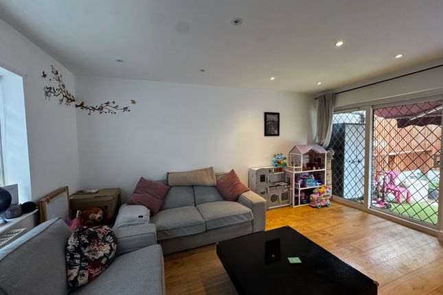 17, Wood Lane, Woodford photo 4