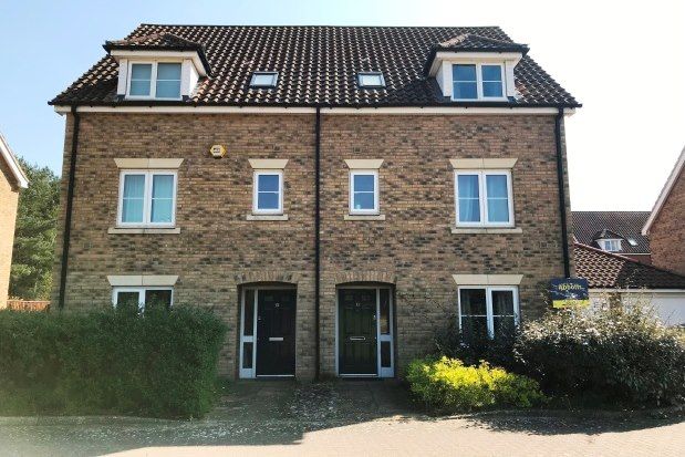 Town house to rent in Cypress Close, Bury St. Edmunds IP28
