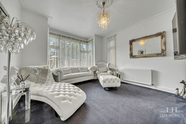 7 Walden Road, Hornchurch photo 4