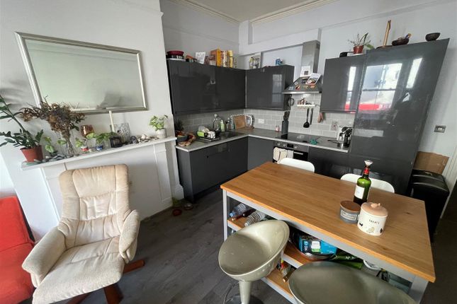 Flat to rent in Clarence Square, Brighton
