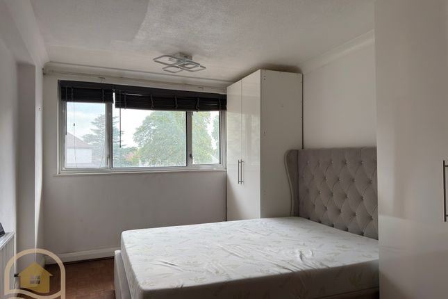 Flat 32, Thackeray Court, London photo 3