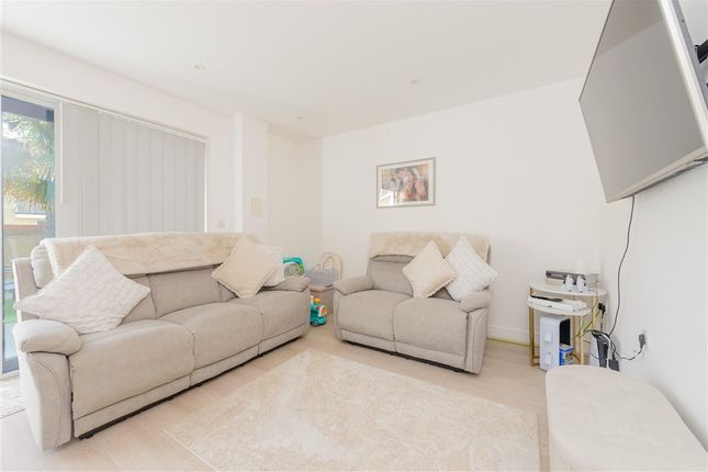Brambling Close, Greenhithe photo 4