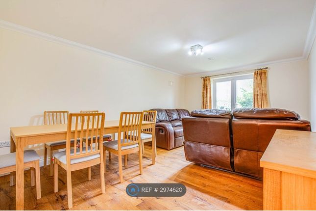 Flat, Bowles Court Kenton Road, Harrow photo 3
