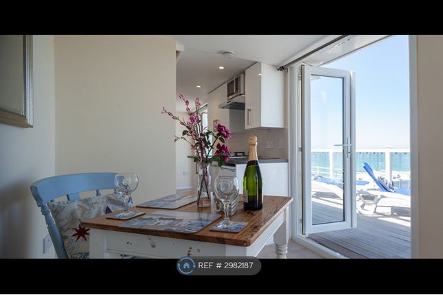 Studio flat on Pilots Point, The Beach, Totland Bay, £650/mo